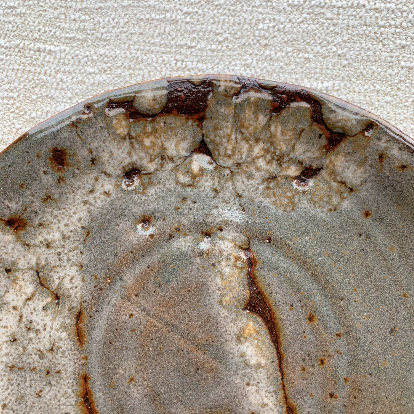 Pottery plate with shrinking glaze