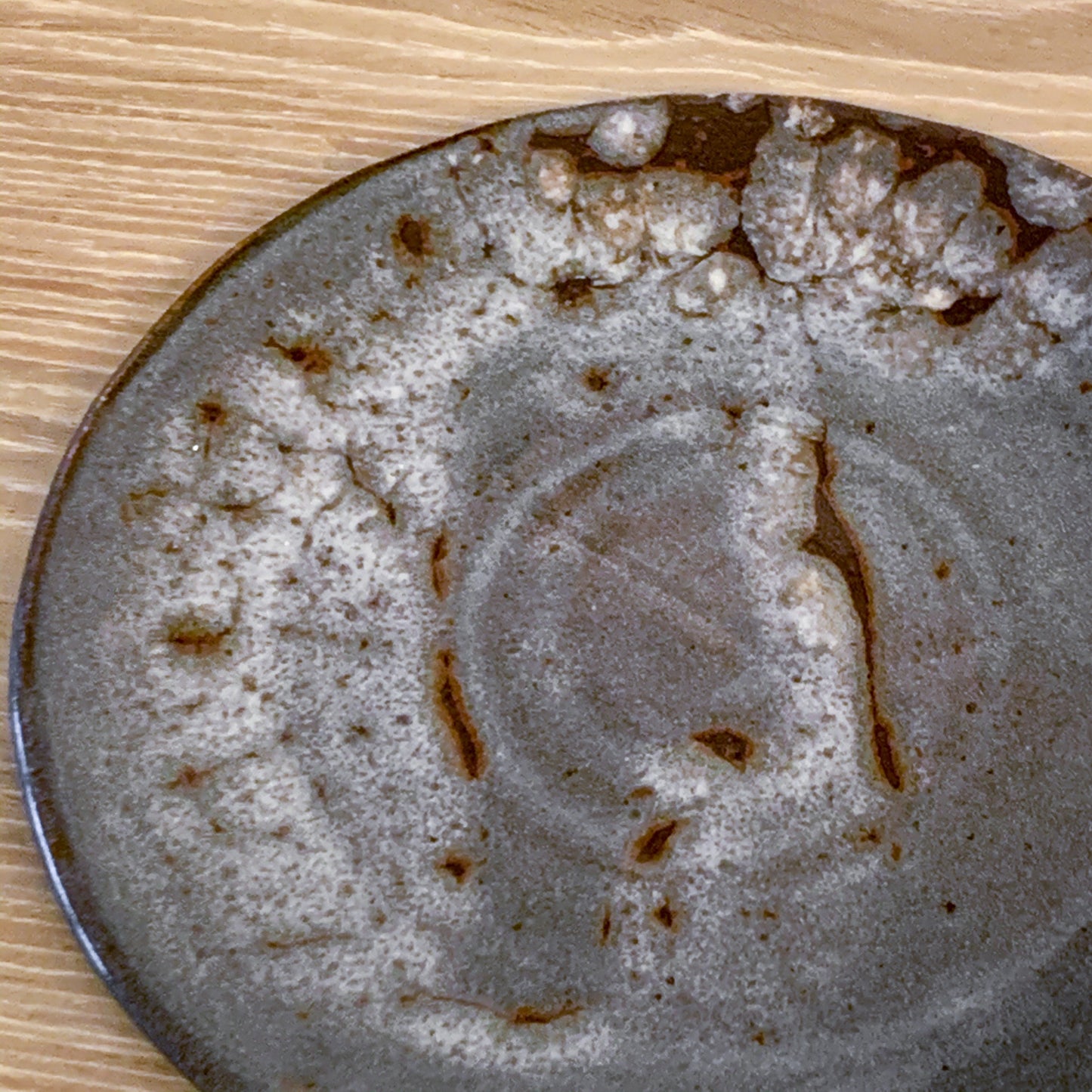 Pottery plate with shrinking glaze