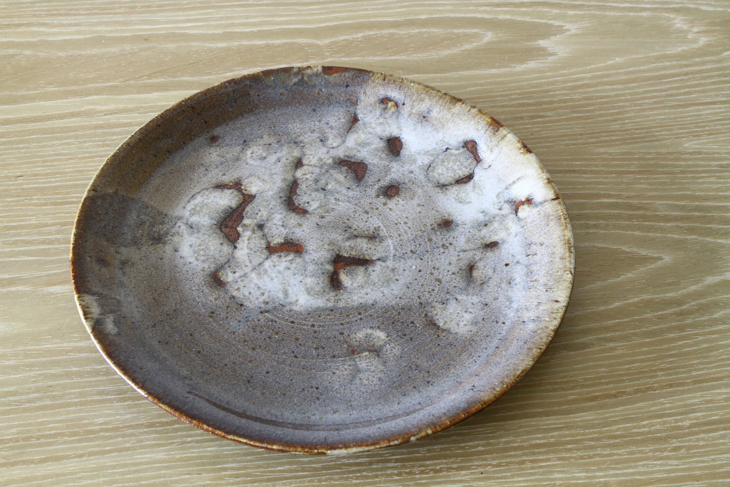 Pottery plate with shrinking glaze