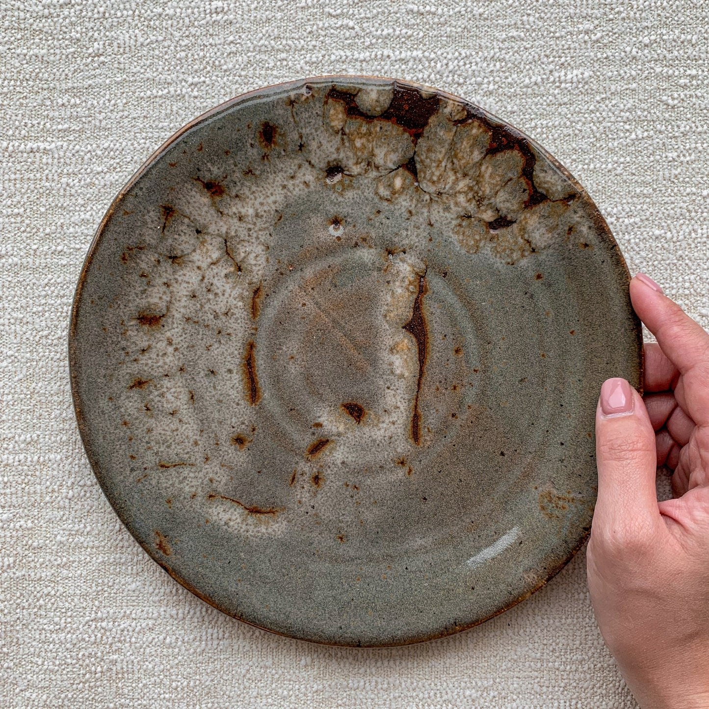Pottery plate with shrinking glaze