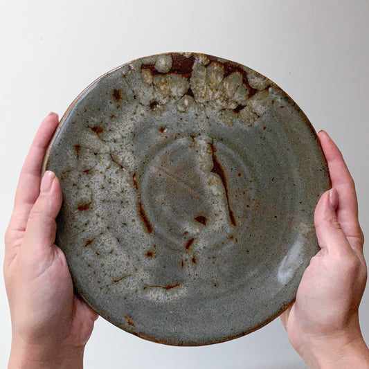 Pottery plate with shrinking glaze